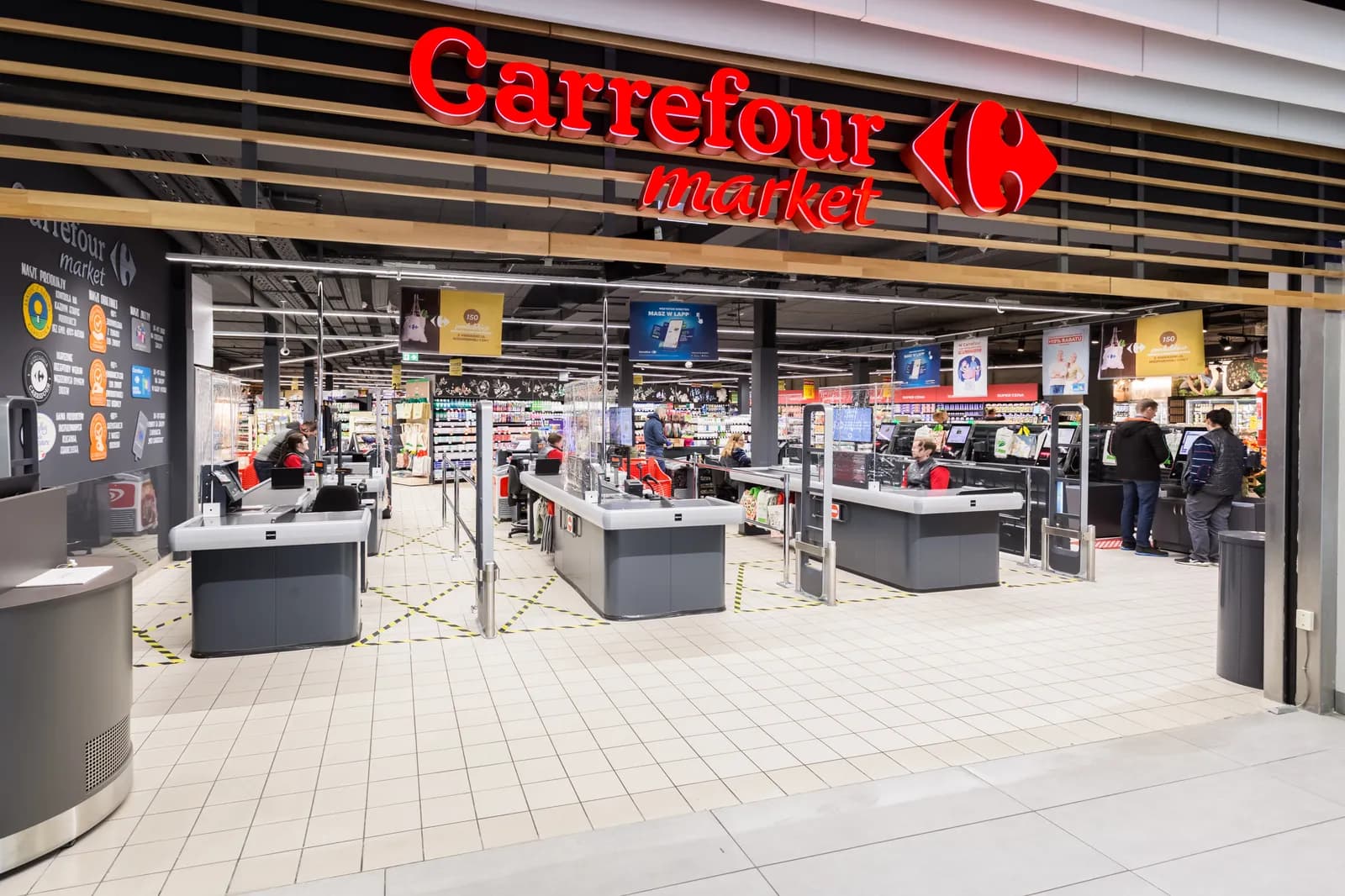 Zona de cajas de salida para supermercado Carrefour