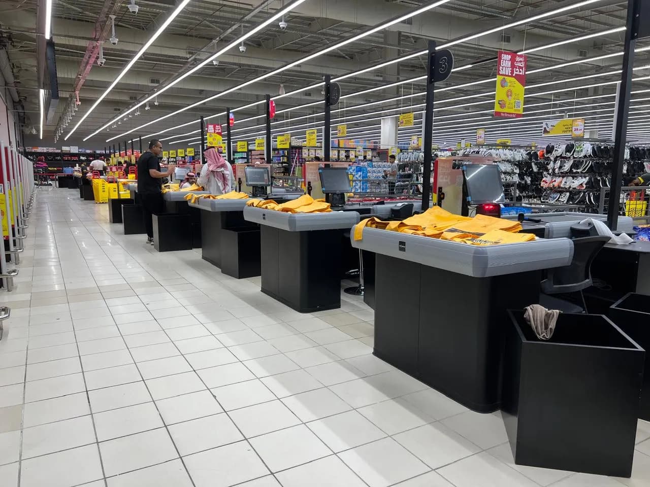 Zona de cajas de salida en tienda Mark&Save