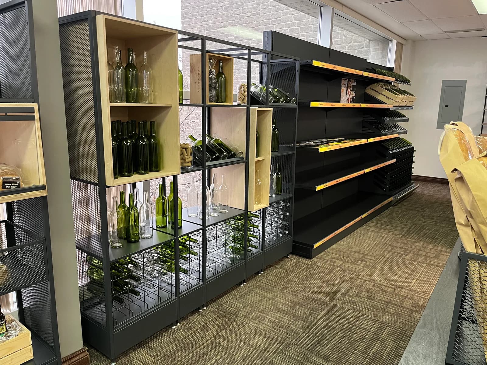 Exposición real de bebidas con mobiliario ARCHIW