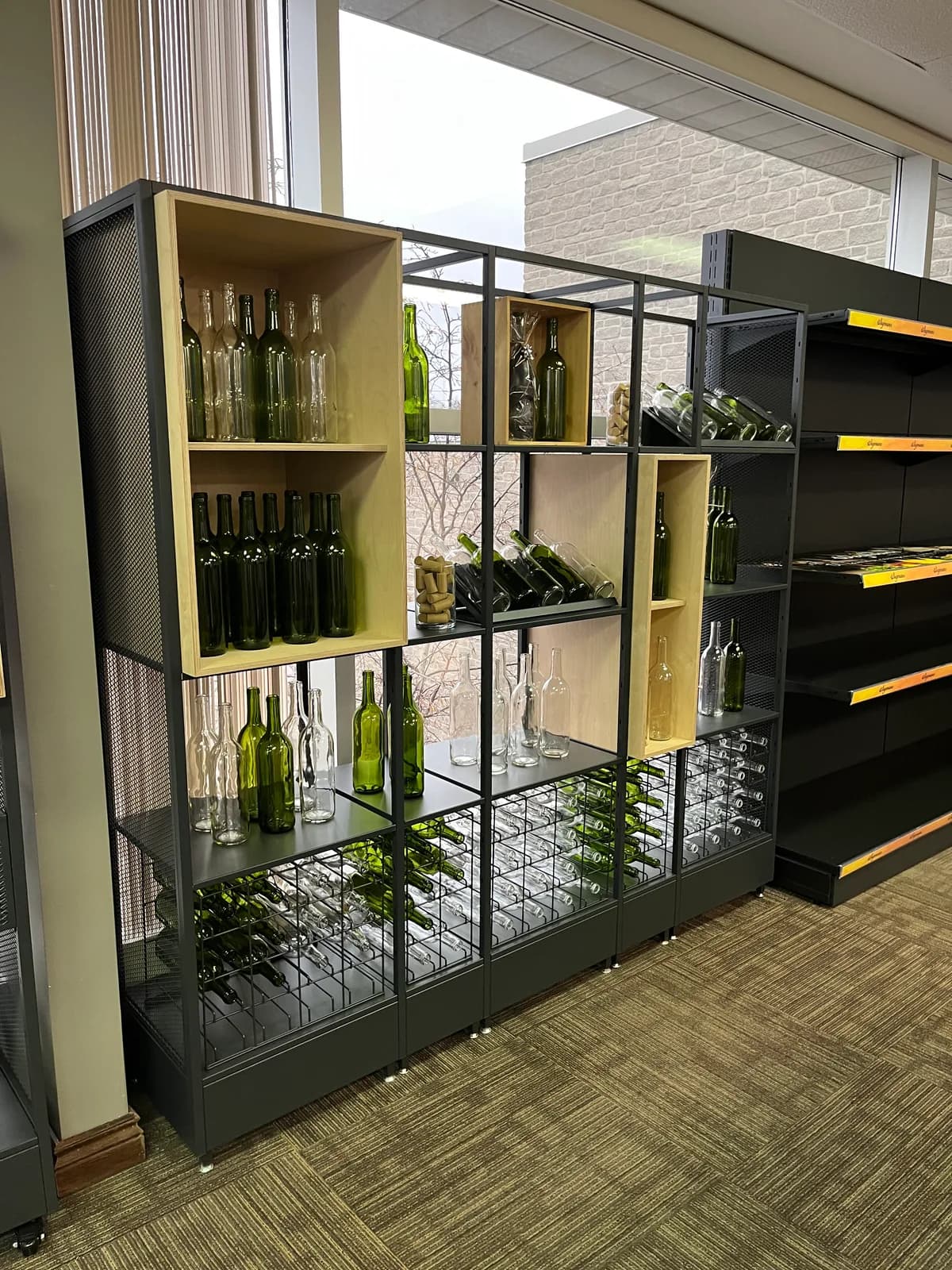 Zona comercial de vinos equipada con ARCHIW