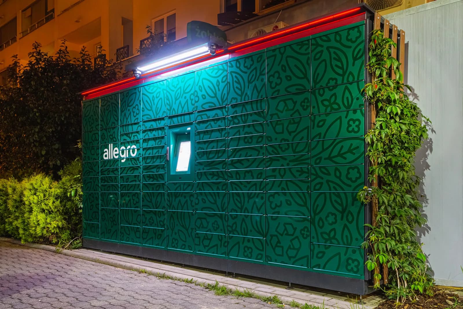 Instalación exterior de parcel lockers LOKO LOGIS